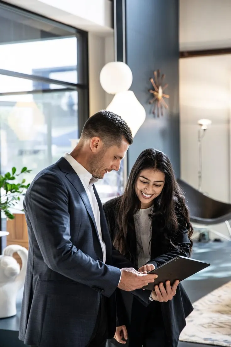 this is an image of a freelance digital marketer in Muscat working together with his client discussing about their project in order to make sure they work it out well